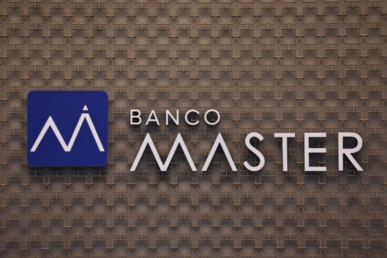 Ex-chefe do BC recebe R$ 38 milhões de banqueiro por projeto social