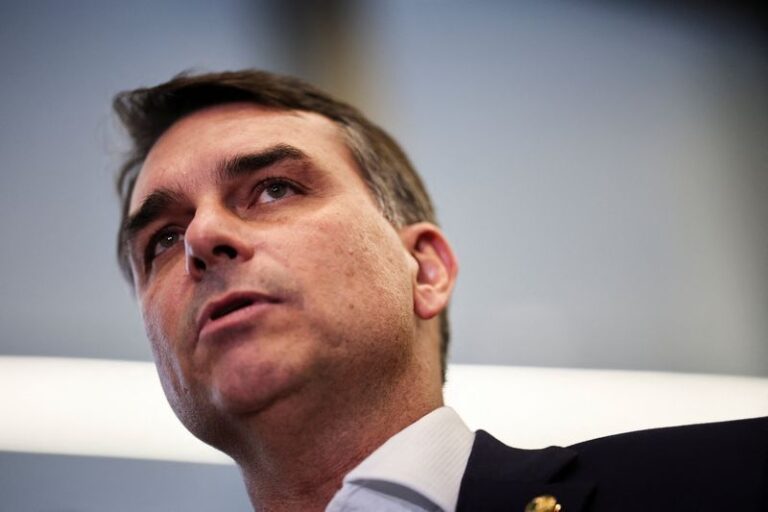 Flávio Bolsonaro promete indicar ao STF pessoas contra aborto e drogas