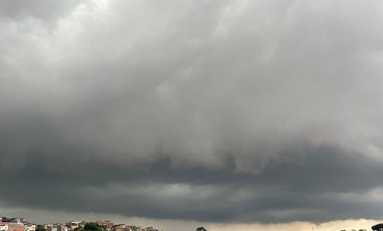 Chuva forte causa alagamentos no Sudeste e mantém produtor em alerta
