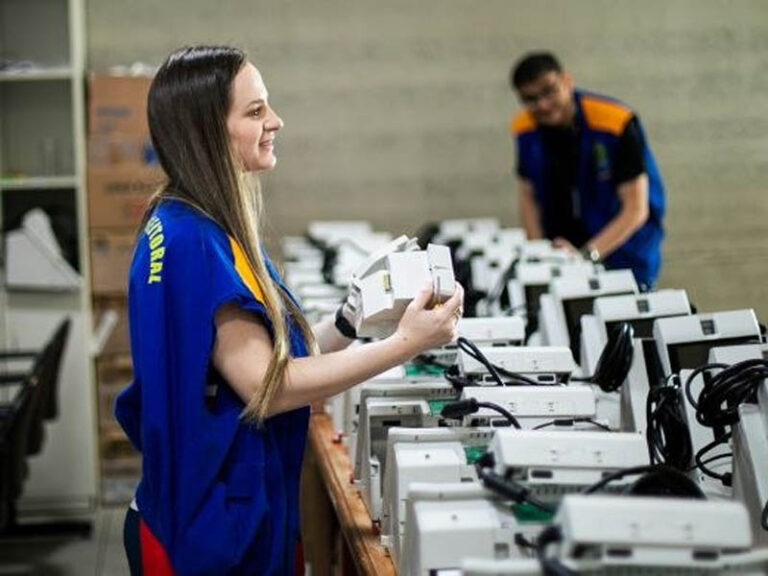 TRE-PR inicia preparação de urnas eletrônicas para eleições gerais