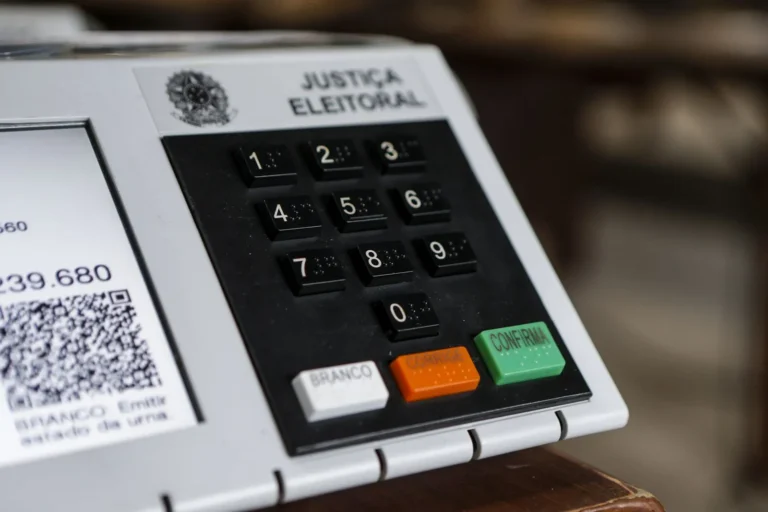 TRE-PR leva urna para eleitores treinarem voto em Curitiba