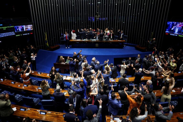 Senado aprova fim da escala 6x1 e redução para 40 horas semanais