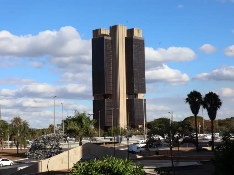 Banco Central mantém inflação 2026 em 5,22% e reduz crescimento do PIB