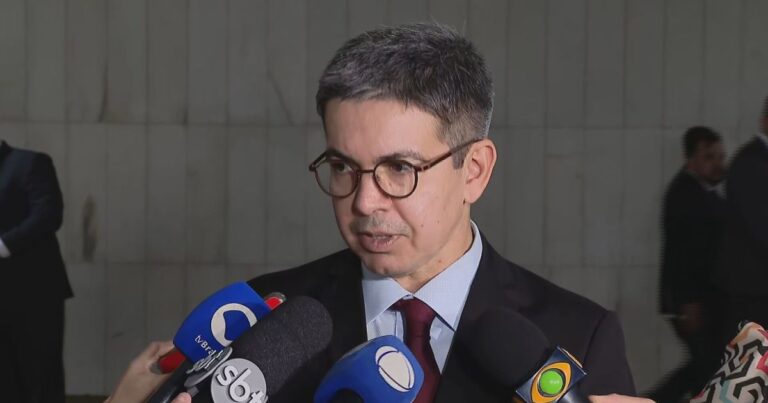 Randolfe critica carta de Flávio Bolsonaro como afronta ao Brasil