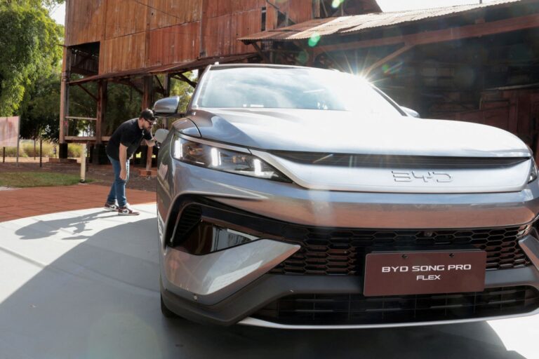 China pede tratamento igualitário à UE para exportações de carros híbridos