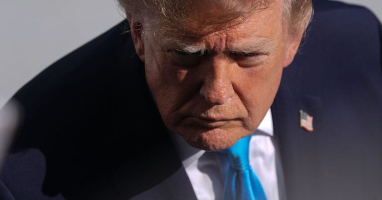 Trump questiona eleição no Brasil mas negocia com Lula