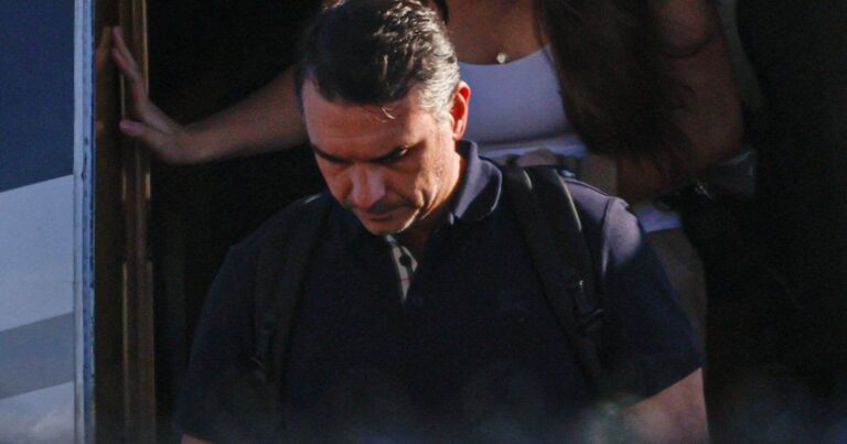 Flávio Bolsonaro recua em carta com alegação de fraude e se diz líder da oposição
