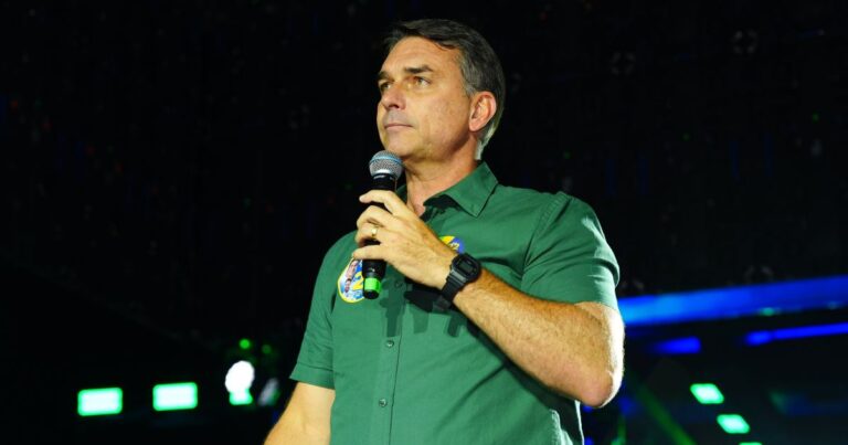 Voo com Flávio Bolsonaro é o mais monitorado do mundo nesta quarta