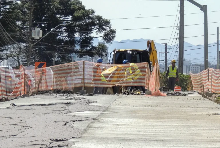 Prefeitura bloqueia Rua Alcides Munhoz em Curitiba por 90 dias para obras do Novo Inter 2