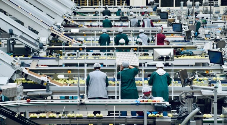 Produção industrial cai 0,6% em agosto e acende alerta para PIB negativo