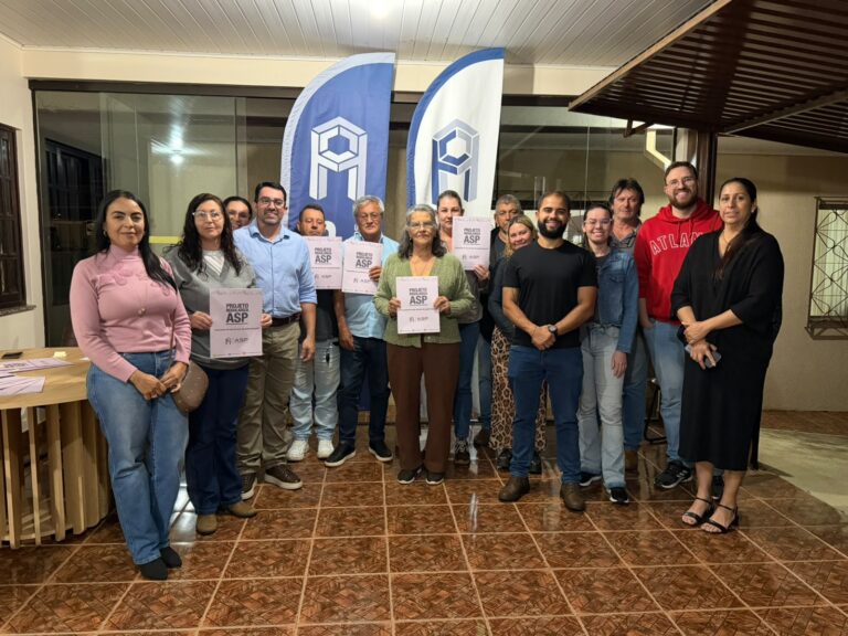 Tibagi entrega títulos de propriedade a sete famílias no bairro Bom Pastor