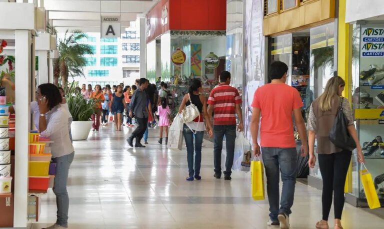 Comércio e serviços perdem fôlego com juros altos e queda na demanda