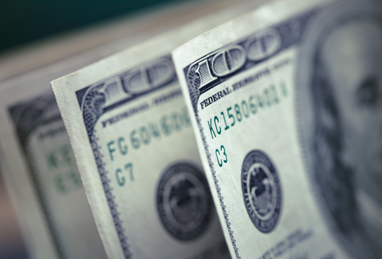 Dólar fecha em alta a R$5,3875 com pressão externa e incerteza sobre governo Lula