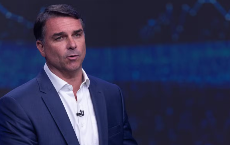 Flávio Bolsonaro pede anulação das eleições e critica decisão de ministro do STF