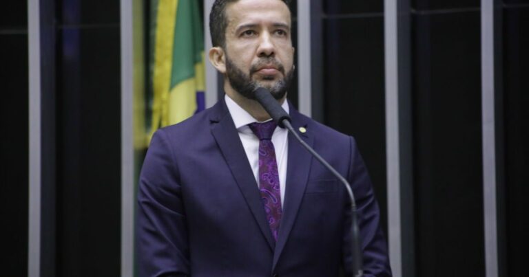 André Janones retorna a Brasília para conversa com Lula sobre comunicação