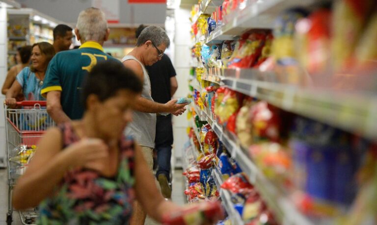 Serasa aponta que supermercado é despesa mais pesada no orçamento das famílias