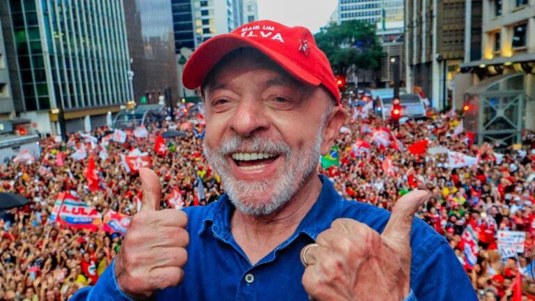 Lula é reeleito para quarto mandato após virada sobre Flávio Bolsonaro