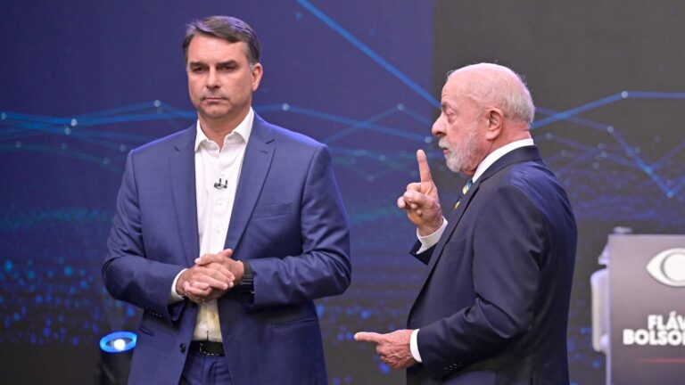 Moraes ordena retenção de passaporte de Flávio Bolsonaro após eleições