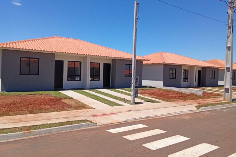 Governo do Paraná entrega 178 casas em Ponta Grossa e São José dos Pinhais
