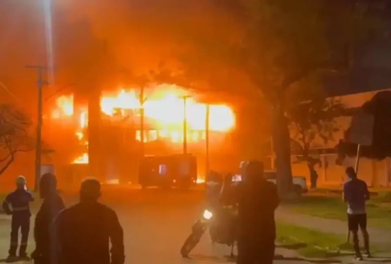 Incêndio destrói prédio com laboratórios da UFPE no Recife