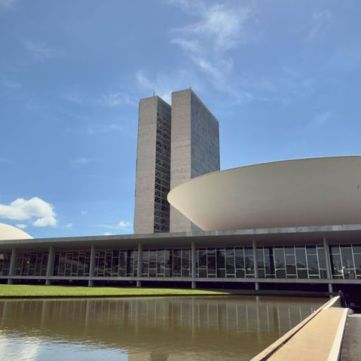Oposição prepara obstrução para adiar votação da PEC 6×1 após eleições
