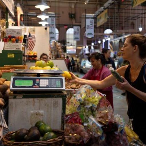 Confiança do consumidor cai para menor nível desde fim de 2022