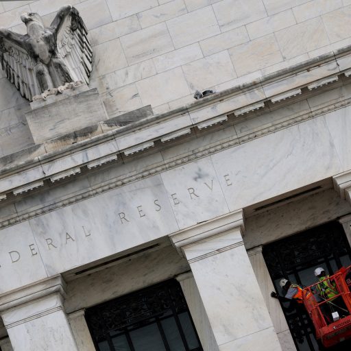 Fed mantém juros estáveis enquanto inflação gera incertezas