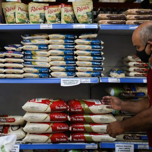Varejo registra alta de 0,5% em junho, mas ampliado cai 1%