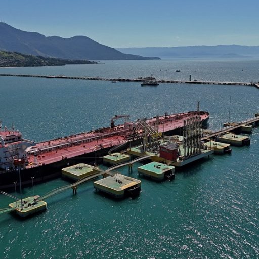 m aérea de petroleiro no terminal da Petrobras em São Sebastião (SP