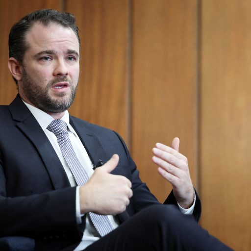 Ministro da Fazenda busca reunião com Malan e Armínio sobre agenda fiscal