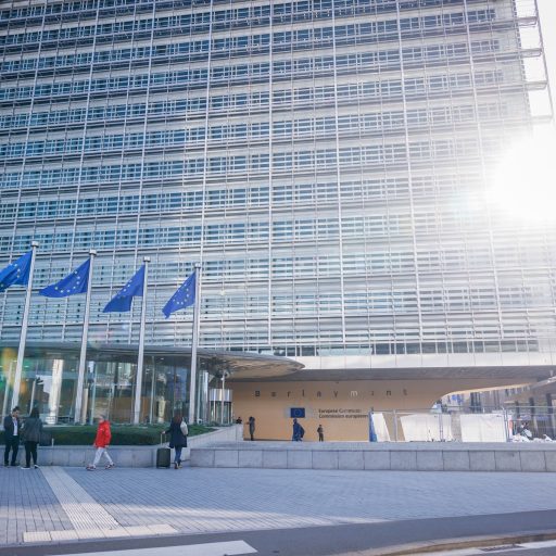 Comissão Europeia promete revisar regras regulatórias dos bancos