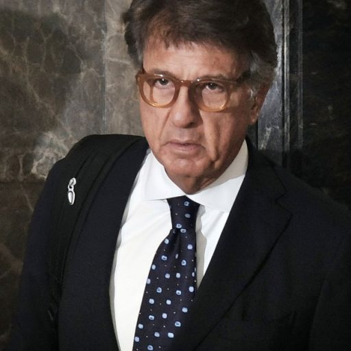 Suplente de Flávio Bolsonaro pode herdar cadeira no Senado se senador renunciar
