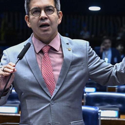 Líder do governo adia votação sobre PEC 6×1 para após eleições