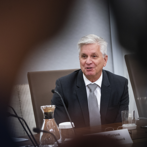 Diretor do Fed diz estar aberto a manter juros estáveis se inflação recuar