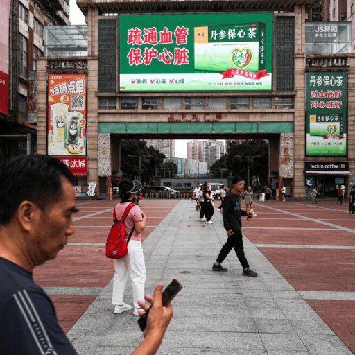 Pessoas caminham em uma praça em Guangzhou, China 15 de abril de 2026. REUTERS/Go Nakamura/Foto de arquivo