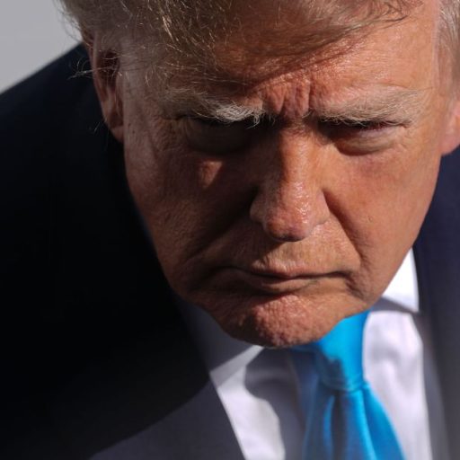 Trump questiona eleição no Brasil mas negocia com Lula