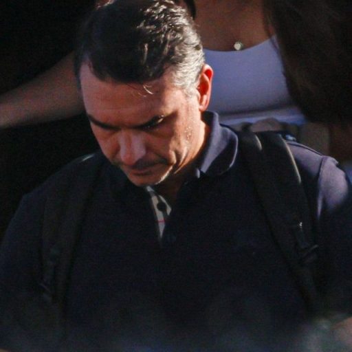 Avião com Flávio Bolsonaro evita espaço aéreo brasileiro em fuga para EUA