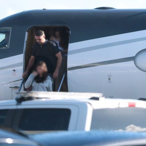 Flávio Bolsonaro desembarca em Miami com a família após fugir do Brasil  • Getty Images