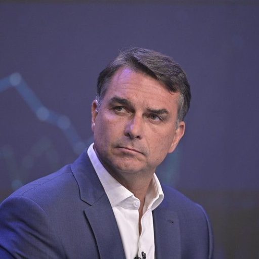 Flávio Bolsonaro (PL) durante debate da Band  • RENATOPIZZUTTO