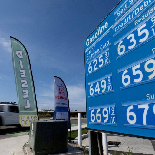 Gasolina volta a superar US$ 4 por galão nos EUA