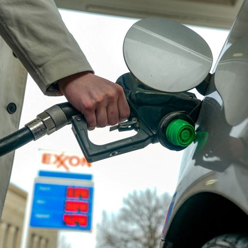 Gasolina nos EUA fica acima de US$ 4 por galão há um mês