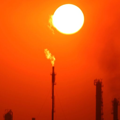 Acordo EUA-Irã alivia petróleo, mas inflação segue sob pressão