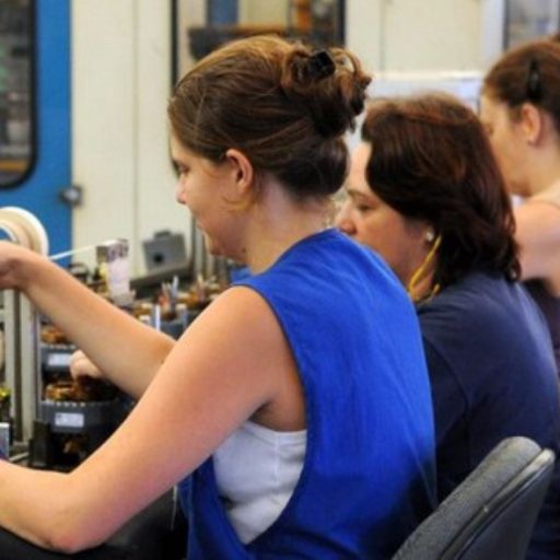 Desemprego recua para 5,6%, menor nível em 14 anos
