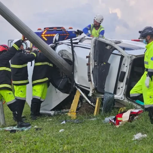 Motorista fica preso às ferragens após carro bater em poste na Rodovia do Xisto