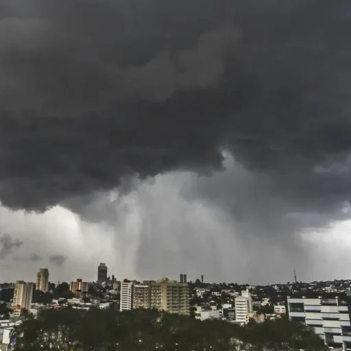 O Instituto Nacional de Meteorologia (Inmet) emitiu um novo alerta de tempestade no Paraná (Foto: Daniel Castellano)