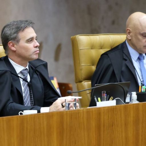 Moraes e Mendonça ocupam assentos lado a lado no STF em dia de sessão