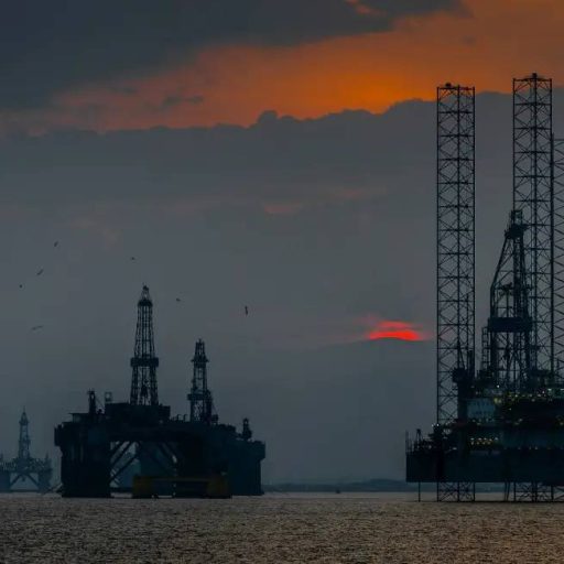 Opep+ aumenta produção de petróleo, mas tensão em Ormuz limita impacto nos preços