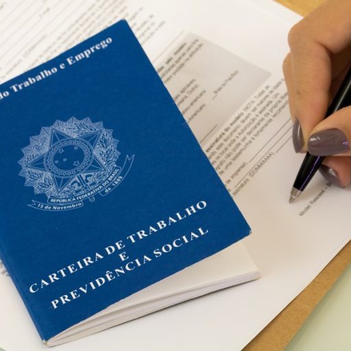 Desemprego cai a 5,4% mas mercado de trabalho mostra sinais de desaceleração
