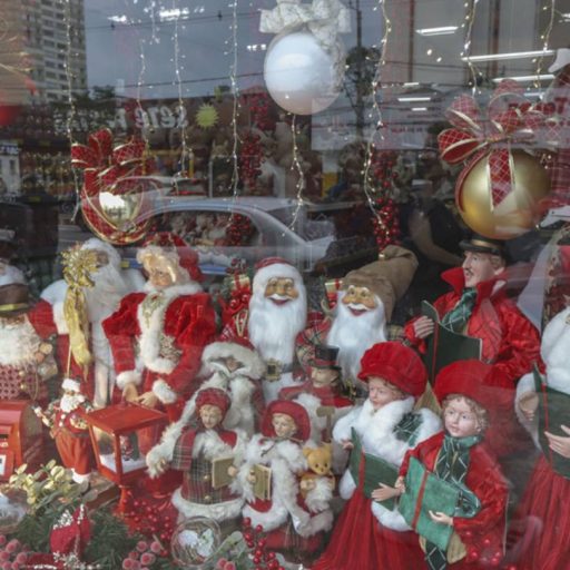 Prefeitura de Curitiba lança concurso de vitrine de Natal para comércios do Centro