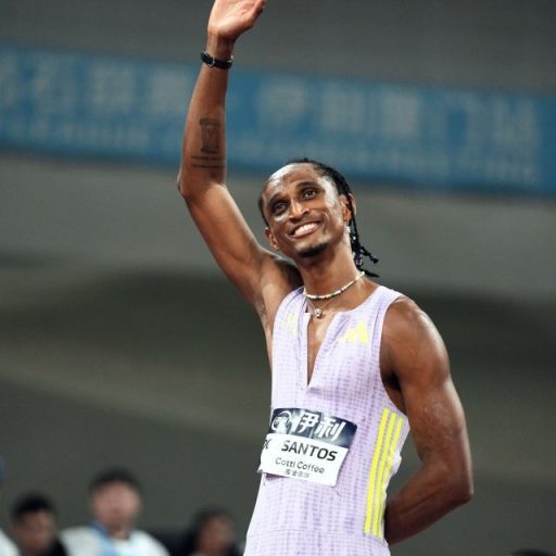 Alison dos Santos quebra recorde mundial dos 400m com barreiras